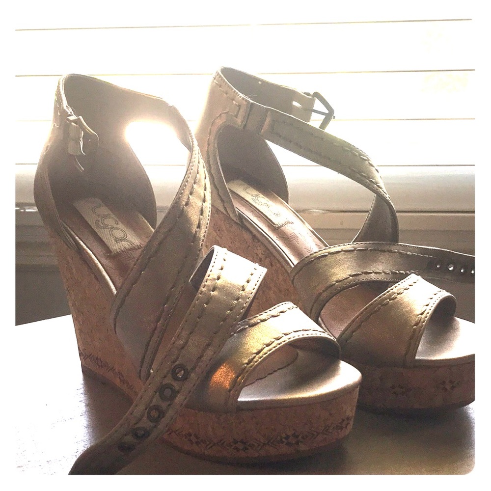 Gold/nude sandal wedges
